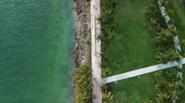 Miami limanı yakınlarındaki South Pointe Parkı 'nın insansız hava aracı görüntüsü. USA FL Miami 31 Mart 2025. Yüksek kalite 4k görüntü