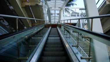 Yürüyen merdiven merdiveni geniş görünüyor. Yürüyen merdivene çıkıyorum. İnsan yok. Yüksek kalite 4k görüntü