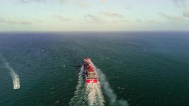 Lüks Gemi Gemisi Virgin, Miami Limanı 'ndan ayrılıp ufukta okyanus manzaralı lüks bir gemi gezisine çıkıyor. USA FL Miami 31 Mart 2025. Yüksek kalite 4k görüntü