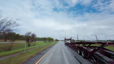 Bulutlu havada otobandaki boş araba çığlığını takip ediyorum. Sürücü arabasının POV görüntüsü. ABD, Indiana, Louisville, 28 Mart 2025. Yüksek kalite 4k görüntü