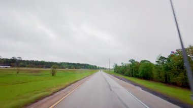 Şiddetli yağmur altında otoyola araba sürüyorum. Ön yolcu koltuğundan POV görüntüsü. - Evet. Yüksek kalite 4k görüntü