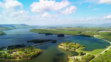 Tennessee Nehri 'ni geçen otoban köprülerinin havadan görüntüsü. Tennessee, ABD' de güneşli bir günde, Marion County Park 'taki adayla birlikte. Yüksek kalite 4k görüntü