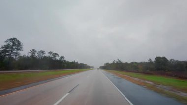 Şiddetli yağmur altında otoyolda araba sürmek. Ön yolcu koltuğundan POV görüntüsü. Bahar geldi. Yüksek kalite 4k görüntü