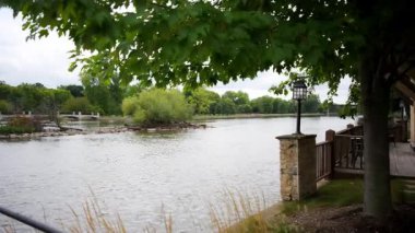 Cenevre, Illinois ABD, Fox River manzarası, nehir kenarındaki Waterfront Binaları. Yüksek kalite 4k görüntü