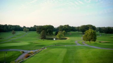 Güneşli bir akşamda boş golf sahası. Doğal manzara manzarası. - Evet. Yüksek kalite 4k görüntü
