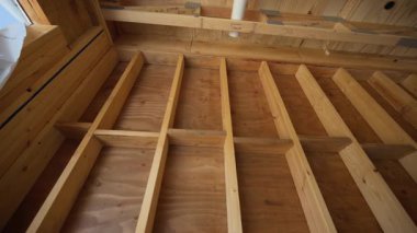 Duvardaki tahta kirişler ve direkler. Yeni Ev 'in inşaatı. Dibe vurun. Kamera hareketi. Yüksek kalite 4k görüntü