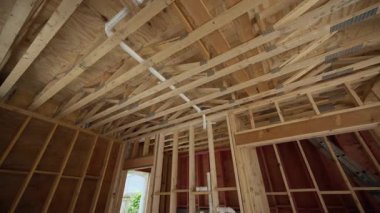 Tahta kirişler ve direkler. Yeni Ev 'in inşaatı. Kamera hareketi. Yüksek kalite 4k görüntü