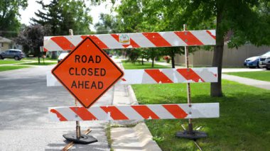 Önümüzde kapalı yol uyarısı var. Yüksek kalite 4k görüntü