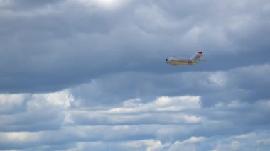 Hava gösterisinde havada uçan MiG-17 savaş uçağı. Havacılık mirası, Soğuk Savaş tarihi, askeri teknoloji, uzay mühendisliği. Waukegan. Yüksek kalite 4k görüntü