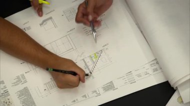 Mimari tasarım projesi, mimar tasarım mühendisliği ekibi bina çizimi, zemin planı, kağıda basılan taslaklar hakkında iç mekan ve yazım konularını tartışıyor. Yüksek kalite 4k görüntü