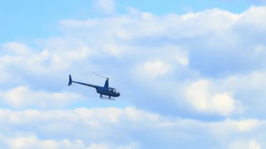 Helikopter binanın arkasındaki bulutlu gökyüzünde uçuyor. Waukegan IL 6 Eylül 2025. Dibe vurun. Yüksek kalite 4k görüntü