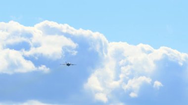 Bulutların altında uçan F-18 savaş uçağına yaklaşıyoruz. Askeri güç, hız ve hassasiyet gösteriyoruz. Yavaş çekim görüntüsü. Yüksek kalite 4k görüntü