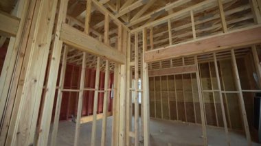 Tahta kirişler ve direkler. Yeni Ev 'in inşaatı. Yavaş kamera hareketi. Yüksek kalite 4k görüntü