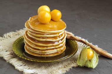 Üzerinde gri bir adam ballı krep