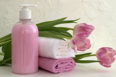 Sıvı sabun ve beyaz zemin üzerine iki havlu