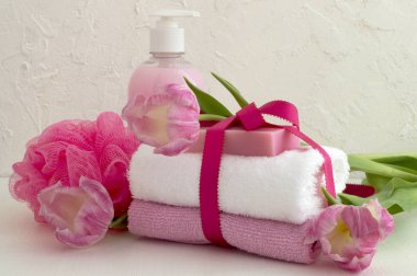 Sıvı sabun ve beyaz zemin üzerine iki havlu