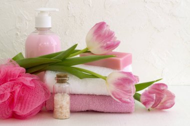 Sıvı sabun ve beyaz zemin üzerine iki havlu