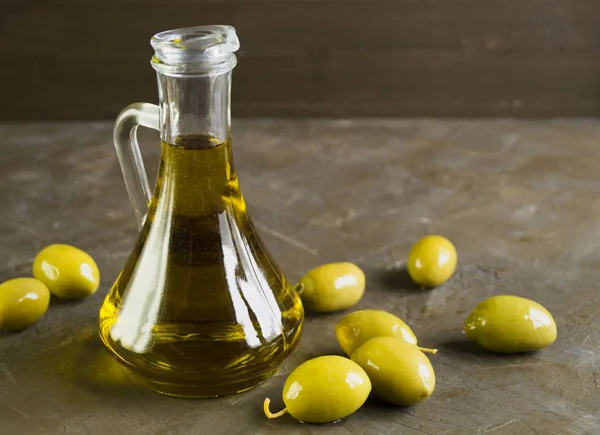 Olivenöl Einem Krug Auf Dunklem Hintergrund — Stockfoto