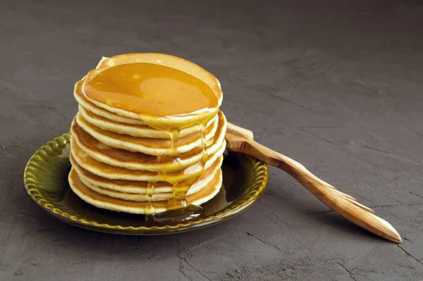 Pfannkuchen Mit Honig Auf Grauem Hintergrund — Stockfoto