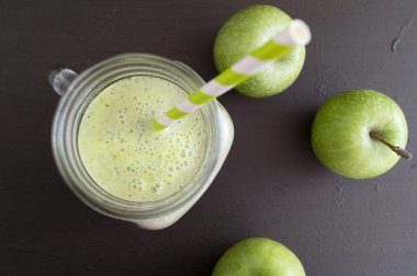 Bir mason kavanoza sağlıklı Detoks yeşil smoothie.