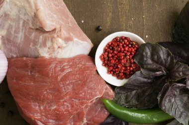 Çiğ domuz ve sığır eti. üstten görünüm