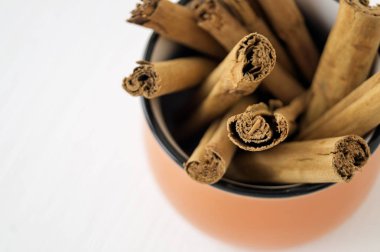 Beyaz arka planda Seylan tarçın kokulu çubukları.