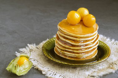 Üzerinde gri bir adam ballı krep