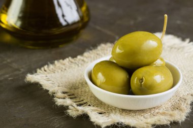 Zeytin koyu arka plan üzerinde beyaz kase