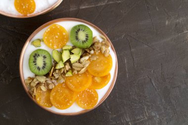 Zemin-Kiraz ahşap bir masa ile doğal ev yapımı yoğurt