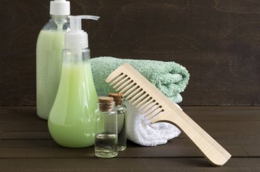 Sıvı sabun ve ahşap arka plan üzerinde iki havlu