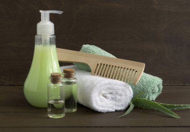 Sıvı sabun ve ahşap arka plan üzerinde iki havlu