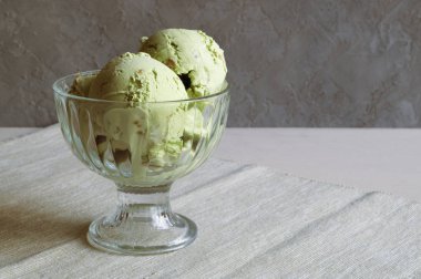 Nane dondurma cam vazoda