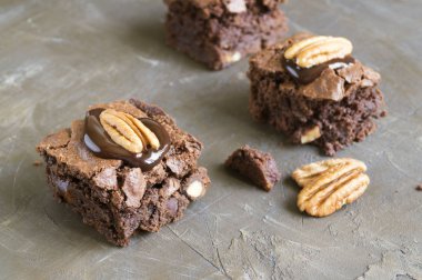 Brownie. Karanlık çikolatalı kek, pişmiş fırın, kesmek