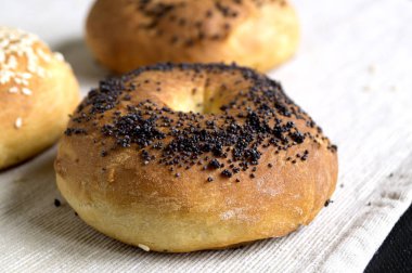 Simit ışık keten peçeteye haşhaş tohumu ile