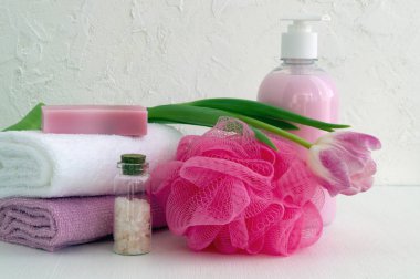 Sıvı sabun ve beyaz zemin üzerine iki havlu