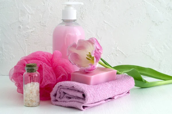 Sıvı sabun ve beyaz zemin üzerine iki havlu