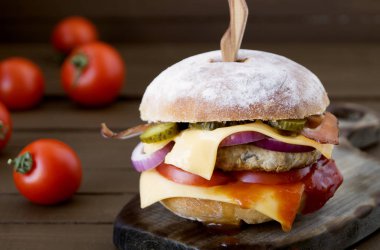 Ev büyük Burger üzerinde ahşap arka plan yaptı.
