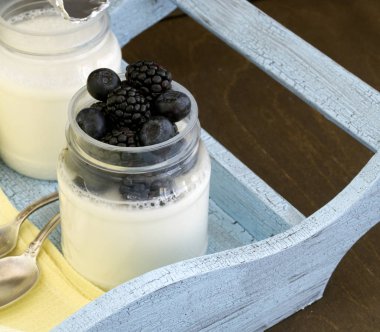 Taze çilek, yaban mersini ve Blackberry ile doğal yoğurt