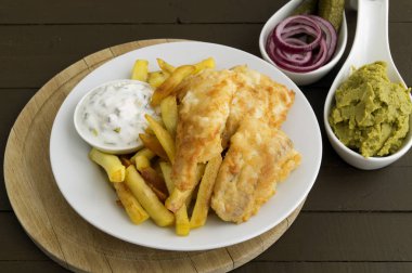 Balık ve patates kızartması. Geleneksel İngiliz yemeği