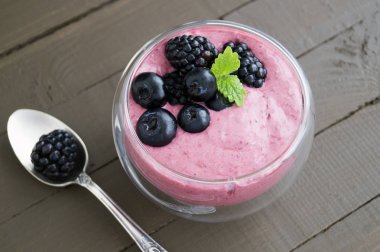 Taze çilek, yaban mersini ve Blackberry ile doğal yoğurt