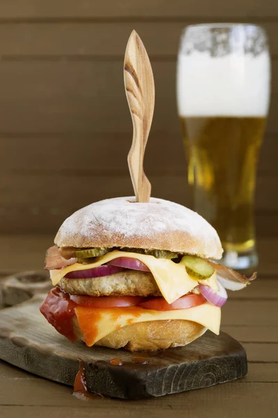 Strona Zrobiona Big Burger Podłoże Drewniane — Zdjęcie stockowe