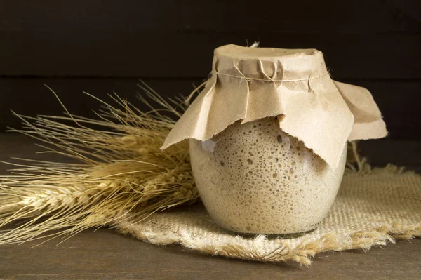 Ev yapımı ekmek için cam kavanozda aktif çavdar ekmeği.