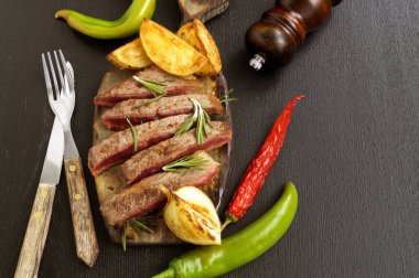 Orta kavrulmuş et ızgara. siyah arka plan üzerine