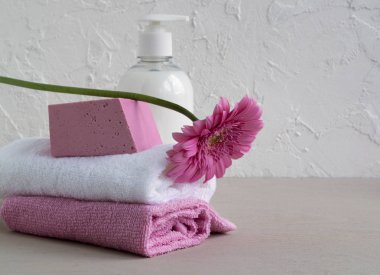 Sıvı sabun ve ahşap arka plan üzerinde iki havlu