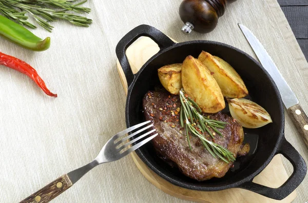 Trozo Carne Asada Una Sartén Hierro Fundido —  Fotos de Stock