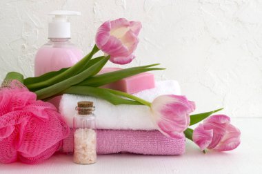 Sıvı sabun ve beyaz zemin üzerine iki havlu