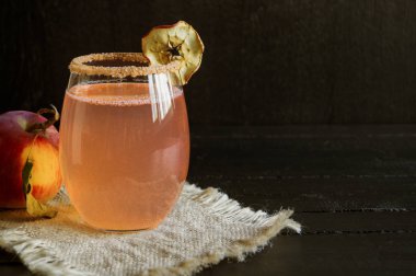 Elma tarçın kokteyl. siyah arka plan üzerine