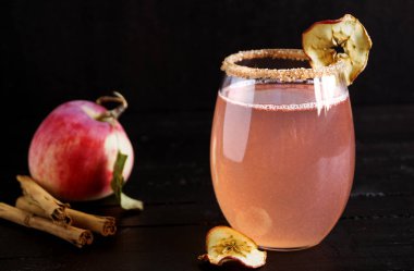 Elma tarçın kokteyl. siyah arka plan üzerine