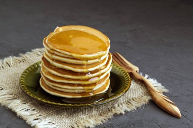 Üzerinde gri bir adam ballı krep