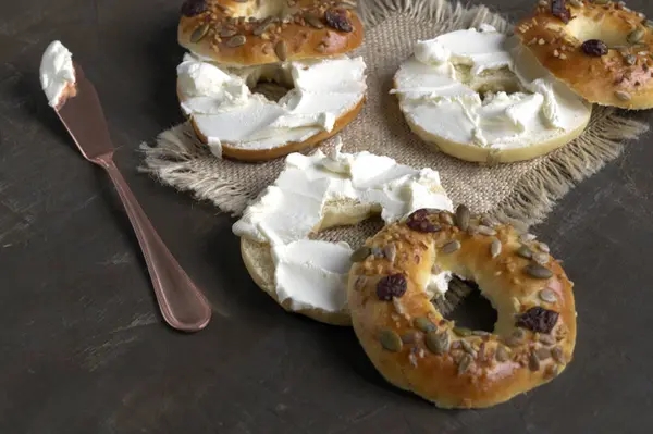 krem peynirli çörek. siyah arka plan üzerine